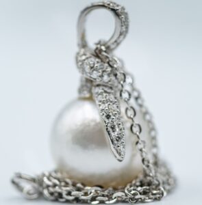perla australiana contornata da 1 carato di piccoli diamanti orafi flambojan sicurezza diamante