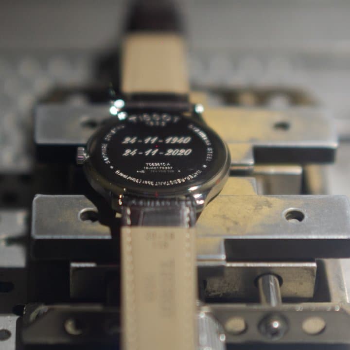 incisione-laser-orologio-fondello-laboratorio-orafo-roma-flambojan