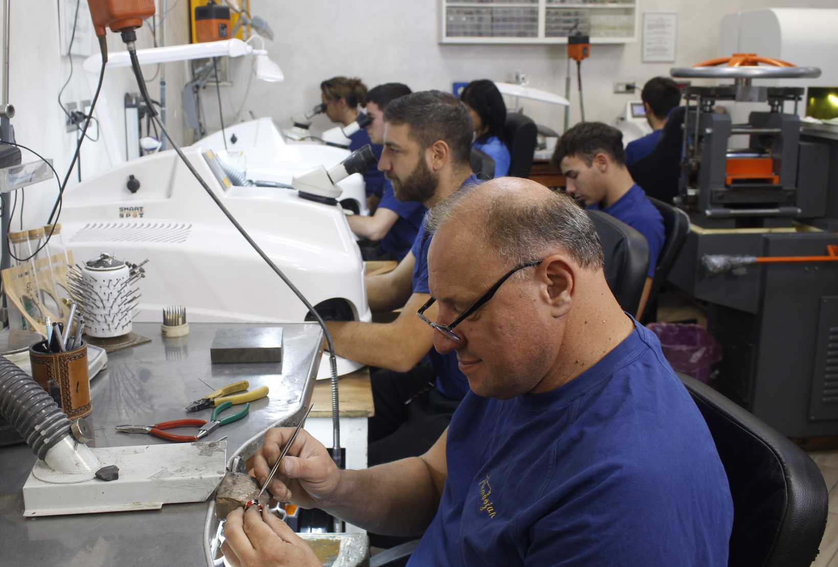 laboratorio orafo roma flambojan tecnologia laser team al lavoro