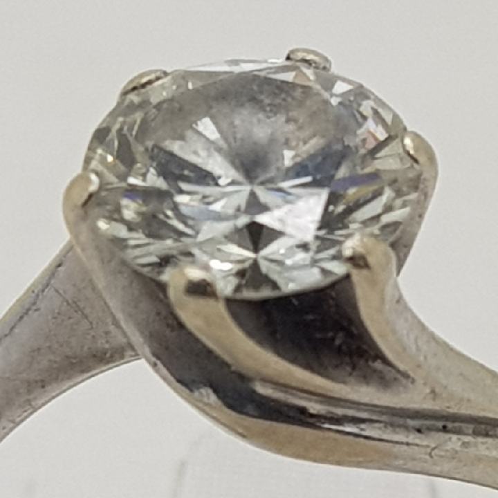 Anello Solitario con diamante griff consumate si muove il diamante